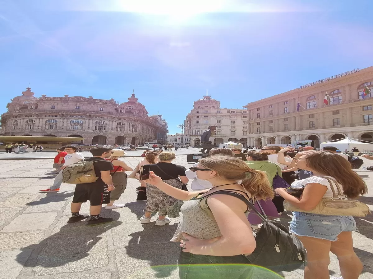 International studenti visiting 5 terre