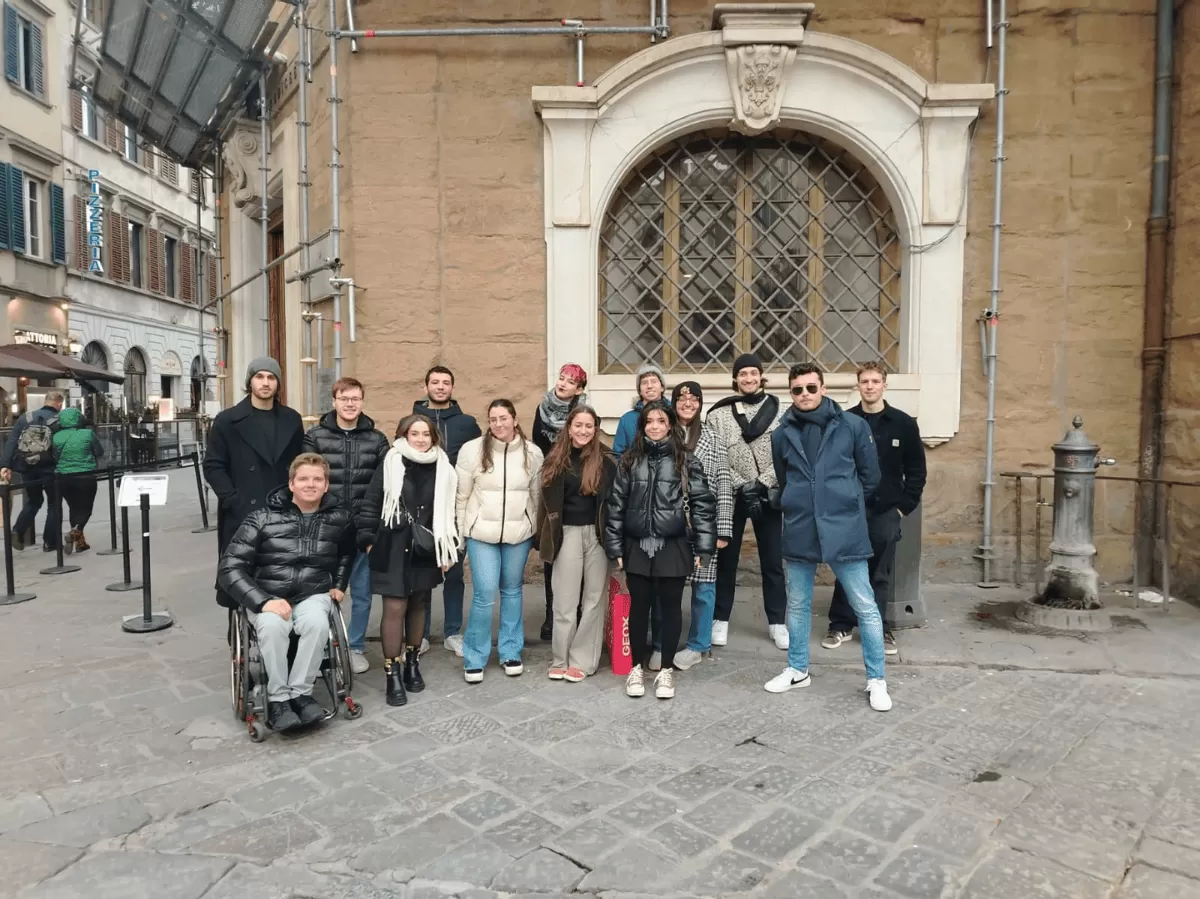 Group of students in front of Cappelle Medicee