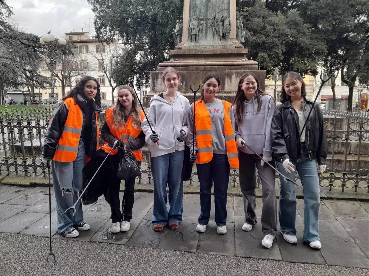 One of the smalls groups; American students and Esn ones.