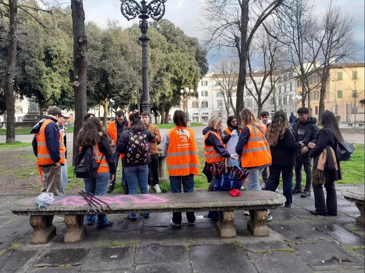 First moments of the event; new people meet.