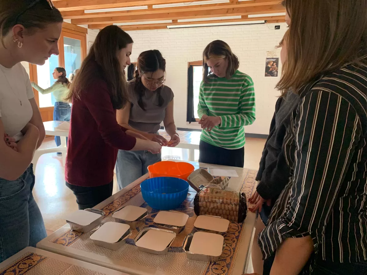 people making tiramisù
