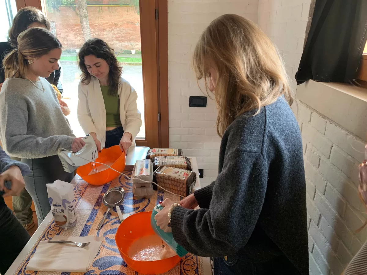 people making tiramisù