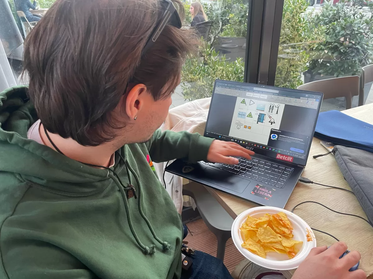 a volunteer using AAC symbols