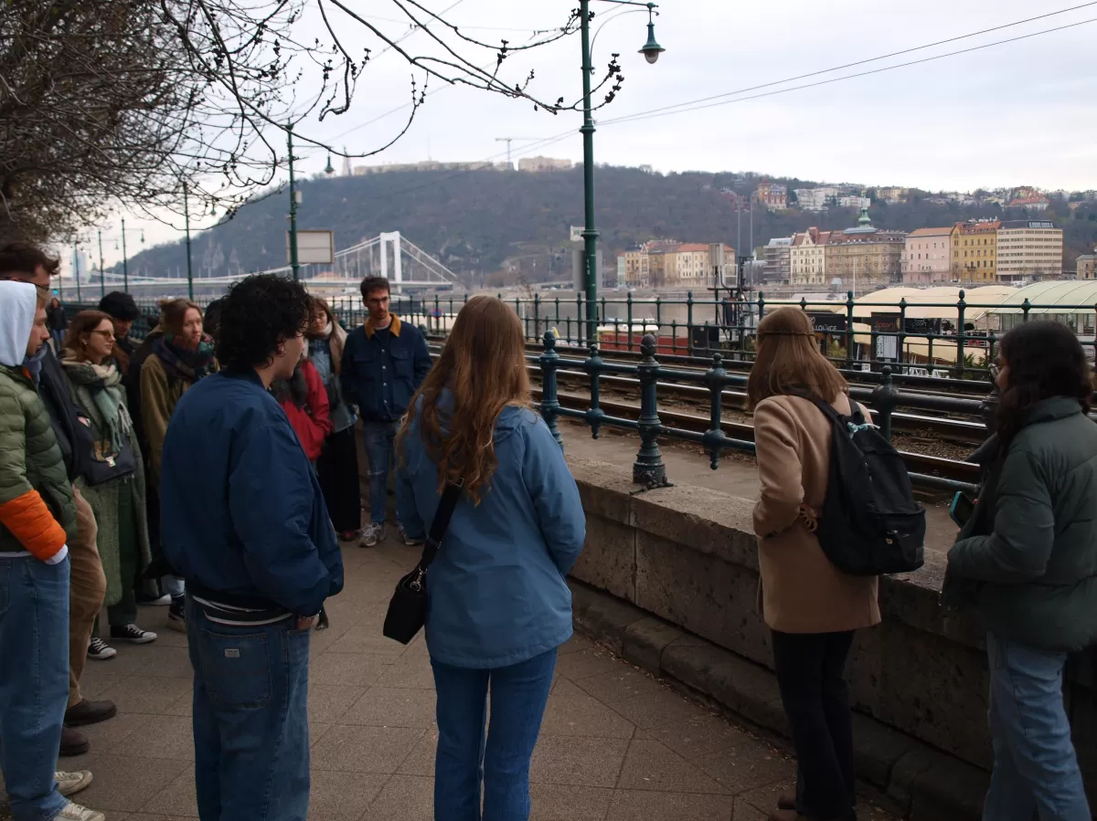 Group of international students and mentors with the "balloon dog with his bone" statue