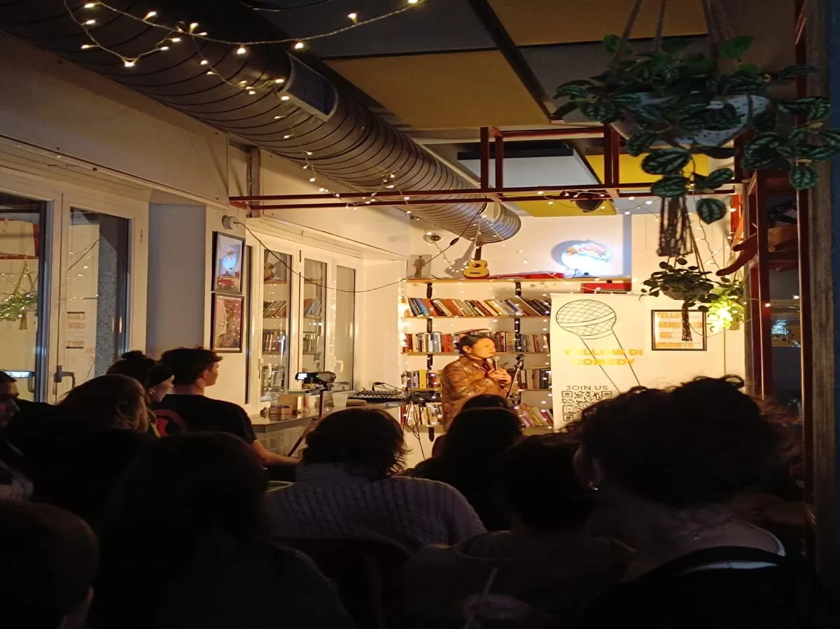 People listening to the stand up comedy