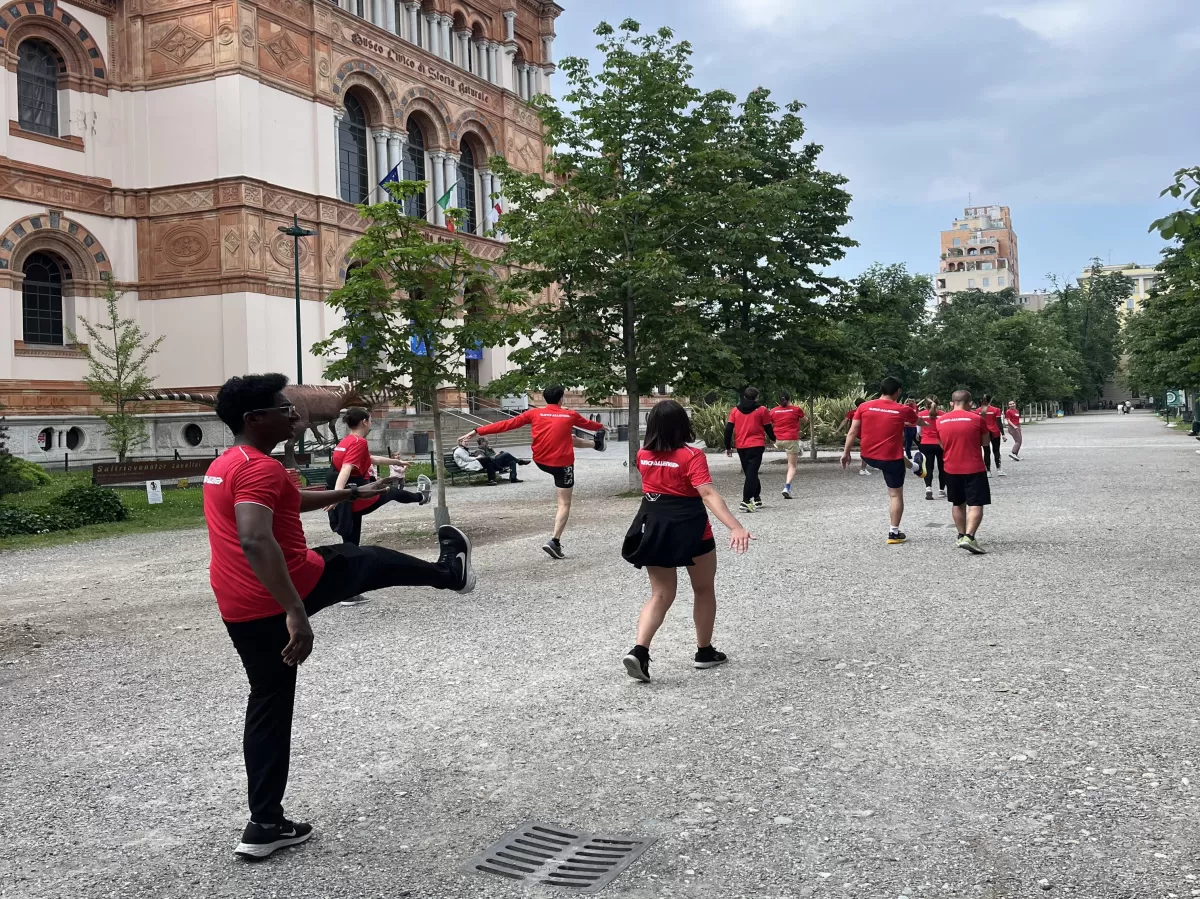 Picture of the participants stretching before the run