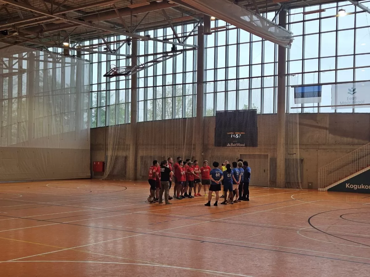 Players at the beginning of the match