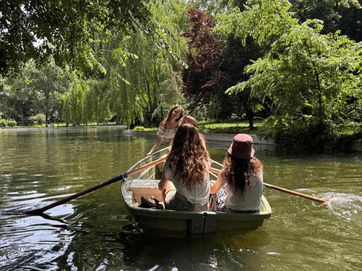 The erasmus students on the lake