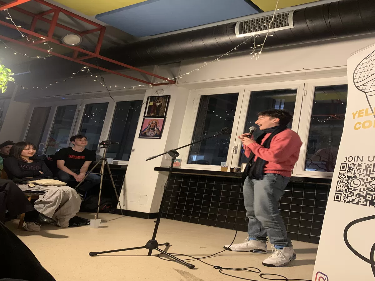 comedian talking to the public at the stand up comedy night