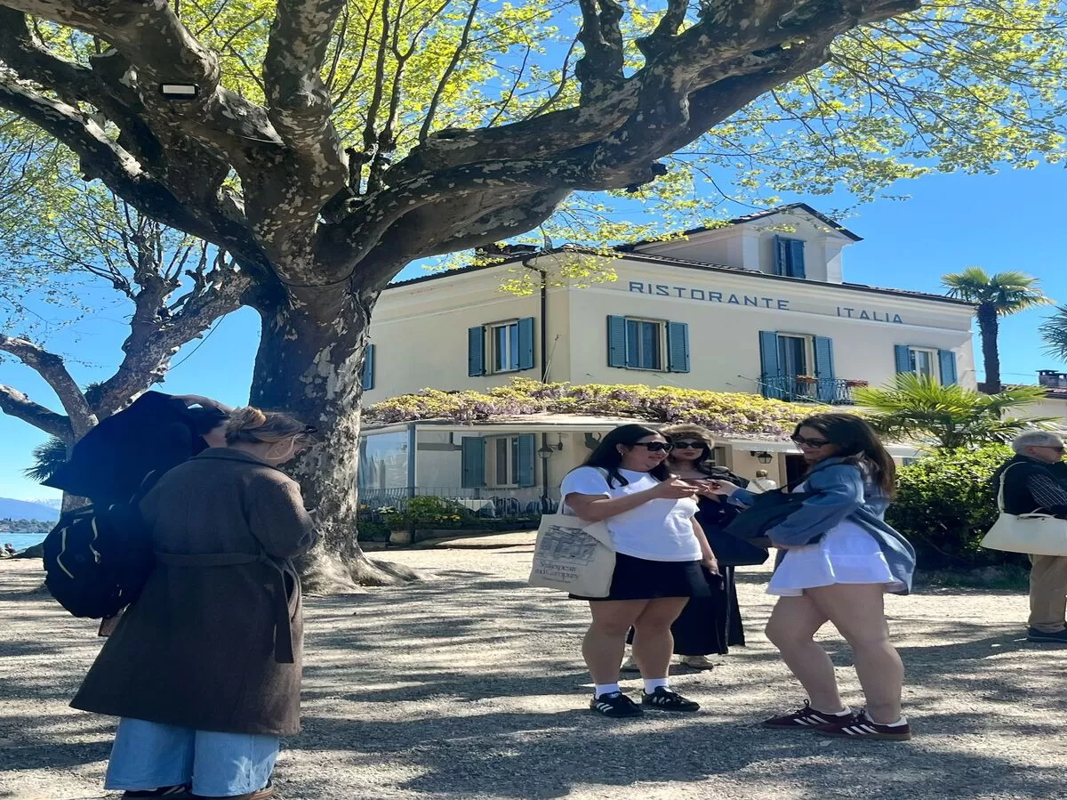 girls' photo on the Pescatore island