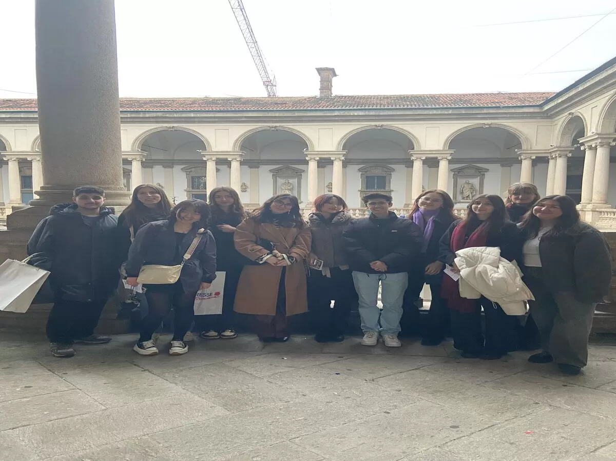 group photo in front of the Pinacoteca