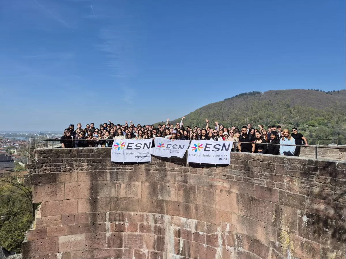 International students from ESN Pforzheim, ESN Karlsruhe and ESN Mainz are posing for a picture