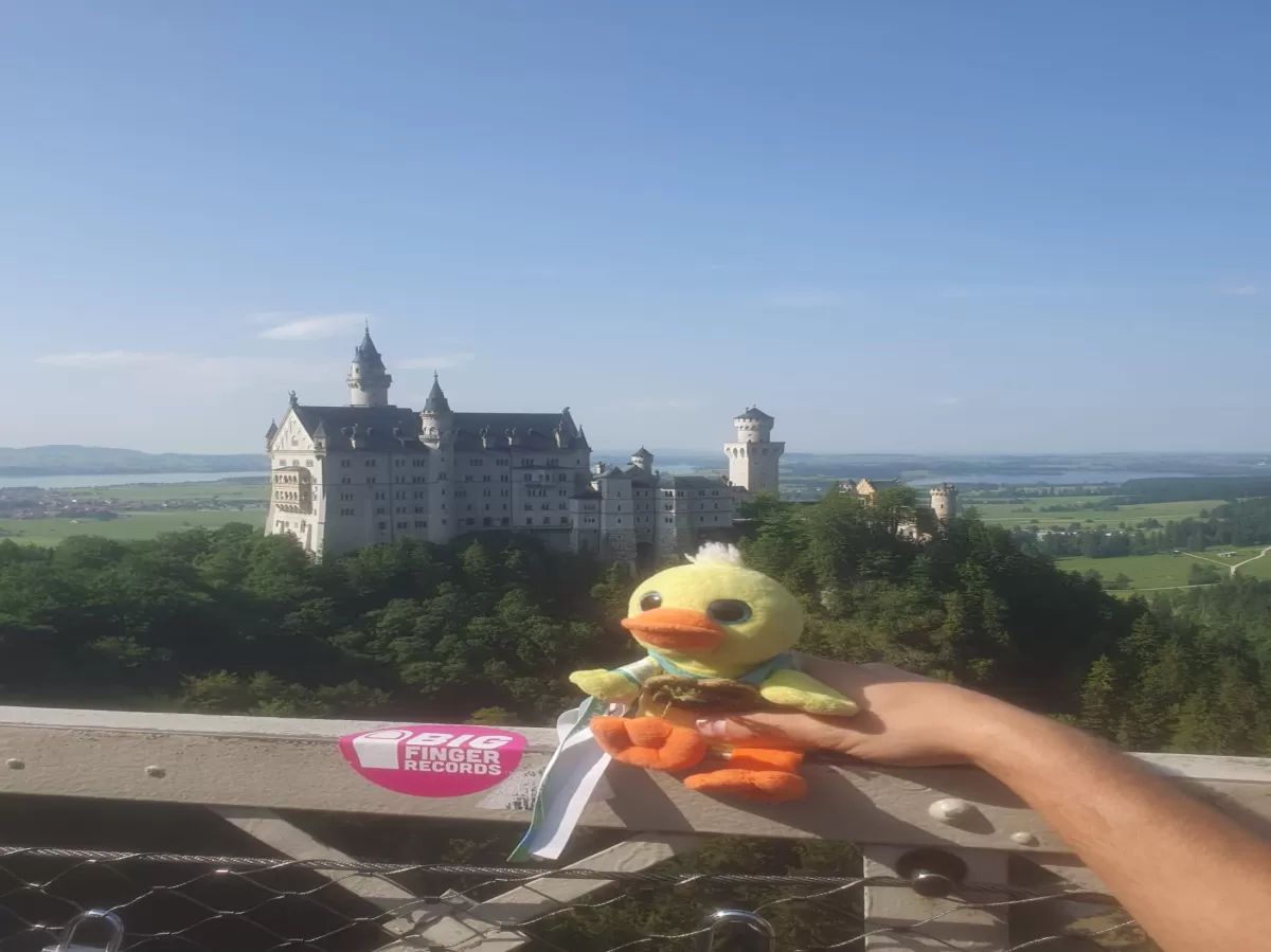 ESNte (ESN Augsburg's mascot) posing in front of Neuschwanstein castle