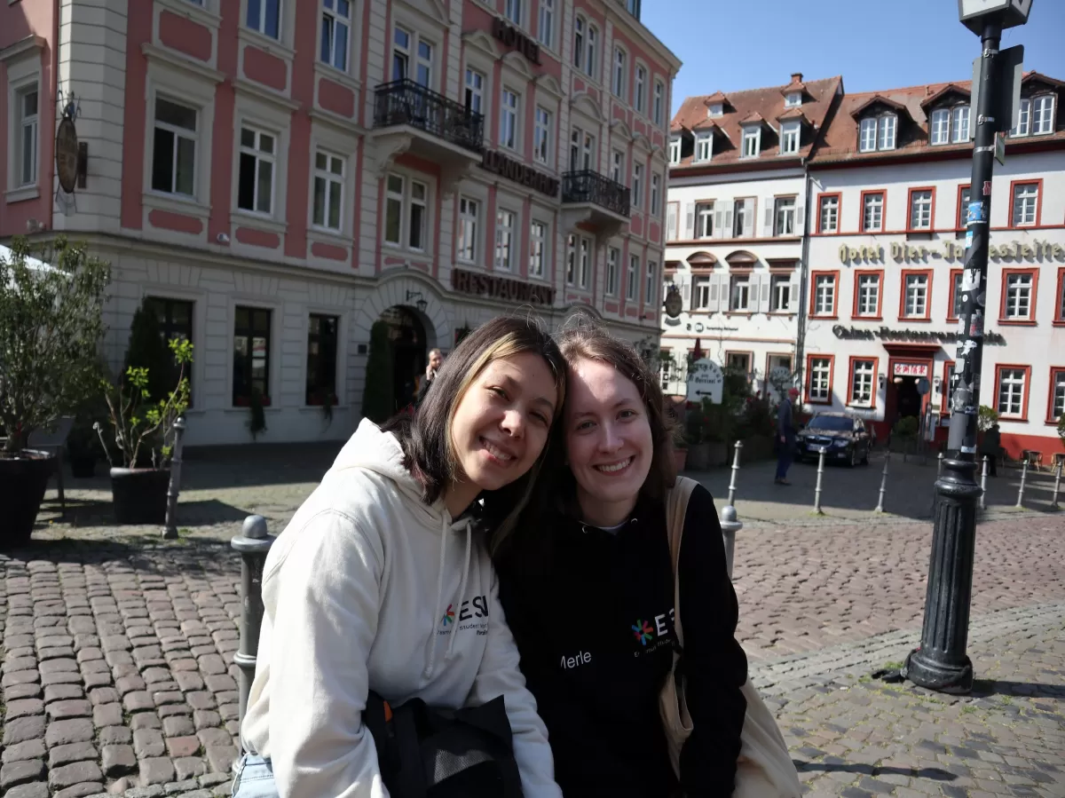 2 volunteer girls from ESN Pforzheim are posing for a picture