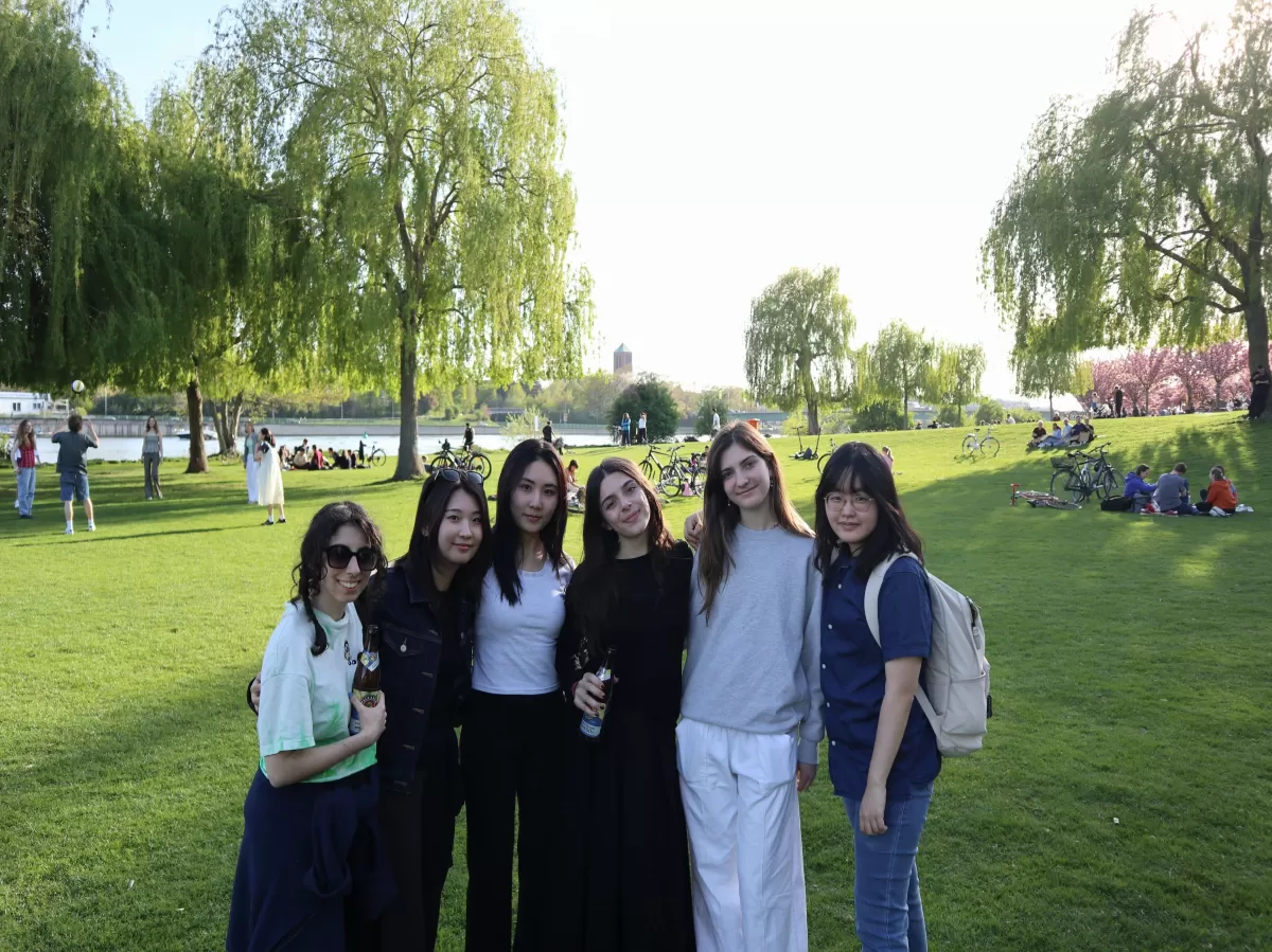 6 international students are posing for a picture