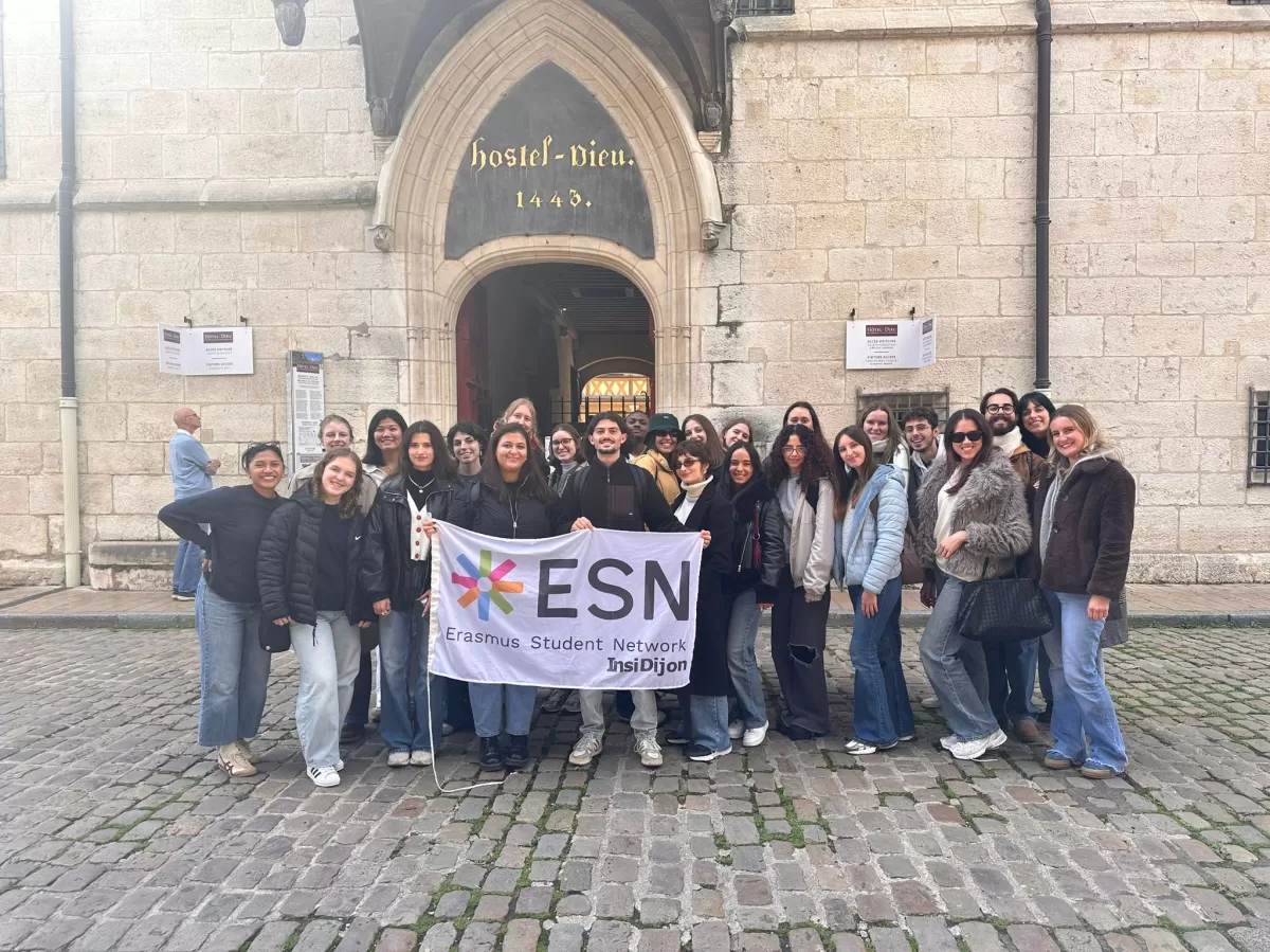 group of international students in front of the Hospices de Beaune