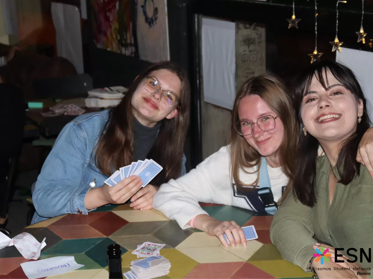 erasmus students playing cards in a group of 3