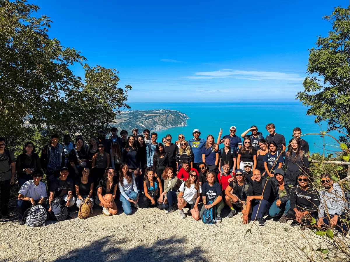 Foto di gruppo non tagliata