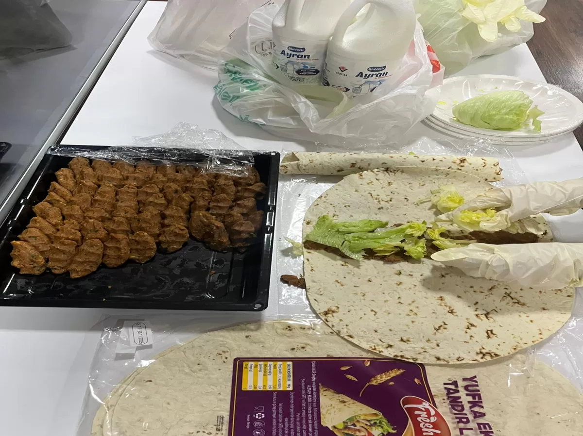 Preparing the çiğ köfte.