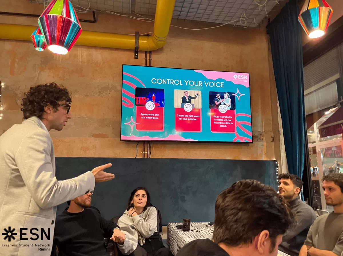 volonteer explaining how to control the voice during public speaking