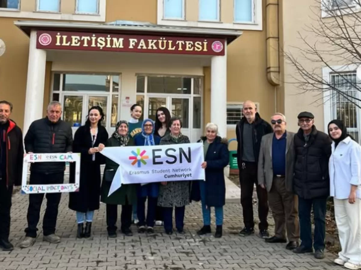 Our members and elders from Lifelong Learning University for Elderly People in front of the Faculty of Communications.