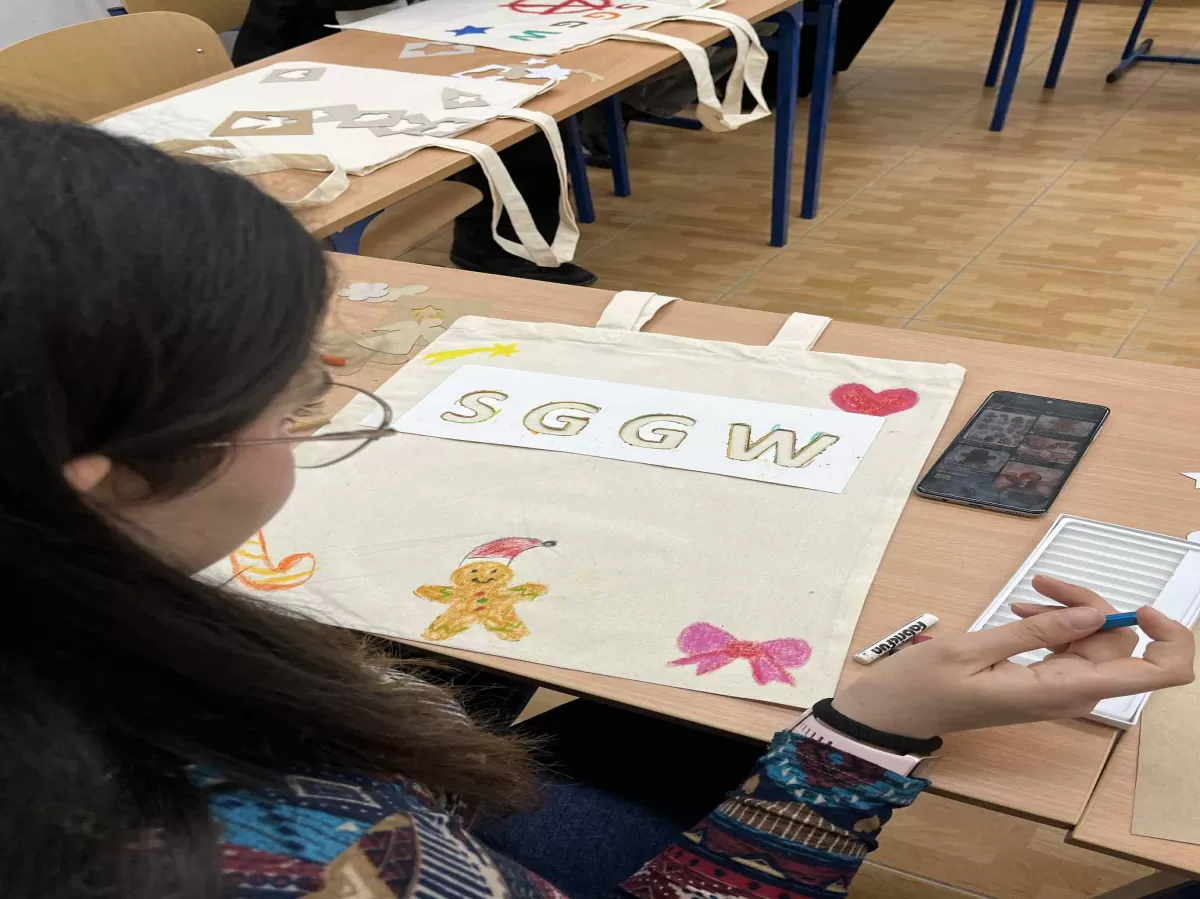 Students making totebags