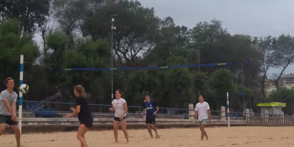 Erasmus playing volleyball