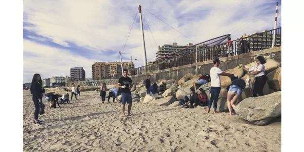 Exchange students cleaning the beach