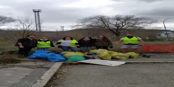 Picture of the erasmus and volunteers after the garbage collection