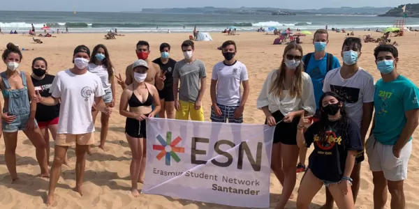 Local and international students at the Sardinero beach