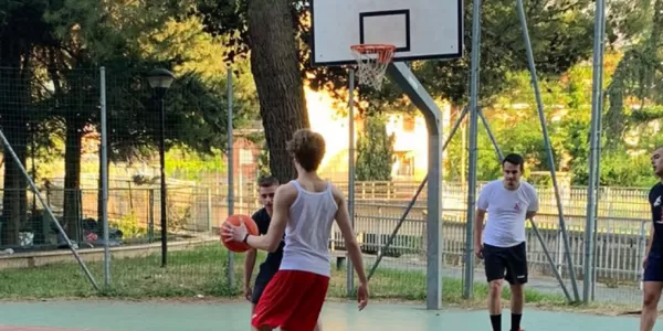 Erasmus Students playing Basketball