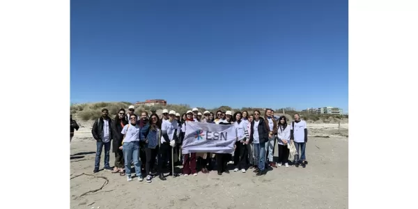Group picture on the beach with the flag of ESN Venezia