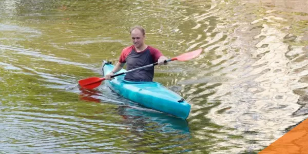 A person in a canoe and the most important facts about the event.
