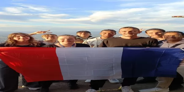 Group of erasmus students showing their pride for their country after conquering Tâmpa