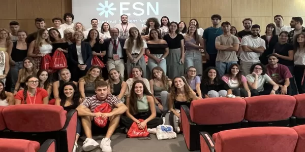 group photo with students, institutions and esn volunteers