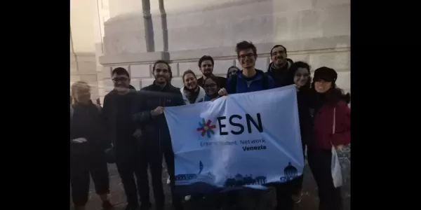 Group picture in the streets of Venice with the ESN Venezia flag