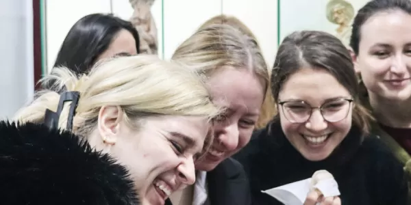 A group of Erasmus laughing while eating a Ovo Mole