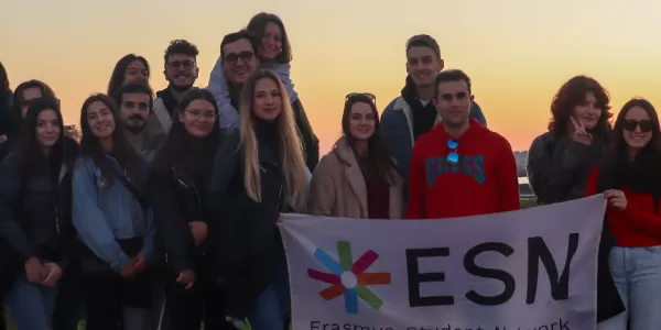 Erasmus and ESNr's posing together for a pic at the Ria de Aveiro, showing our ESN Aveiro flag