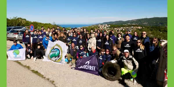 Group picture at the meeting point with all the participants, from the local community as well. Almost everyone wears the Plastic Free t-shirt and the local organisations show their flags