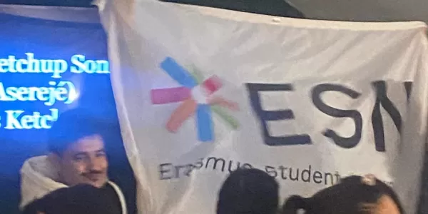 Erasmus waving the flag of ESN L'Aquila while singing the song ‘Asereje’ by Las Ketchup’.