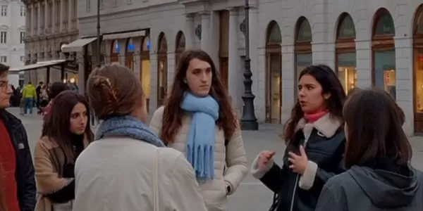 tour explanations at piazza della borsa