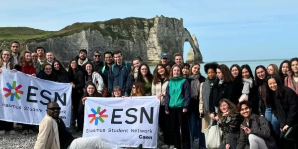 groupe d'étudiants devant les falaises d'étretat