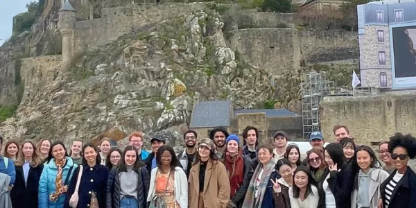 groupe d'étudiants devant le mont saint michel