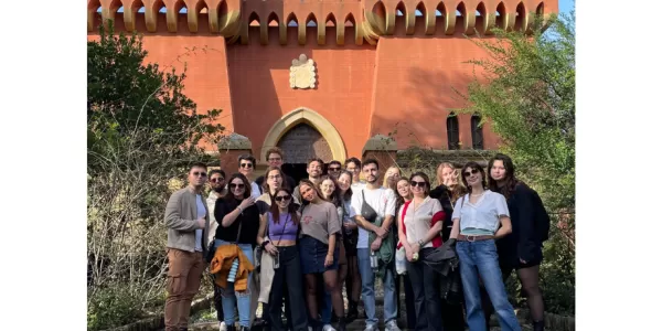 erasmus students in front of the main palace