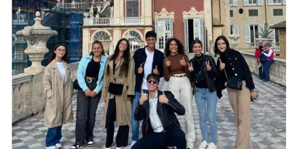 erasmus students in front of the palace