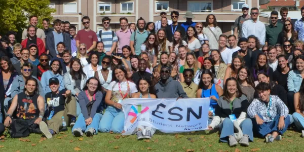 Photo group of international students in a park.