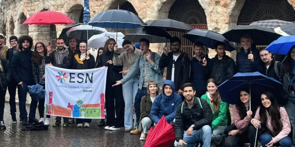 Group photo between volunteers and international students