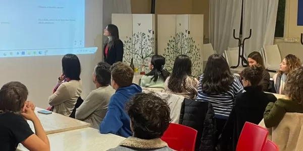 The italian class showing the participants looking at their answers related to italian culture and habits