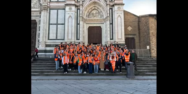 The whole group of volounteers (ESN Florentia, Angeli del bello, Fairfield university)