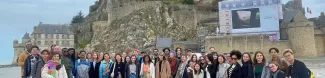 groupe d'étudiants devant le mont saint michel